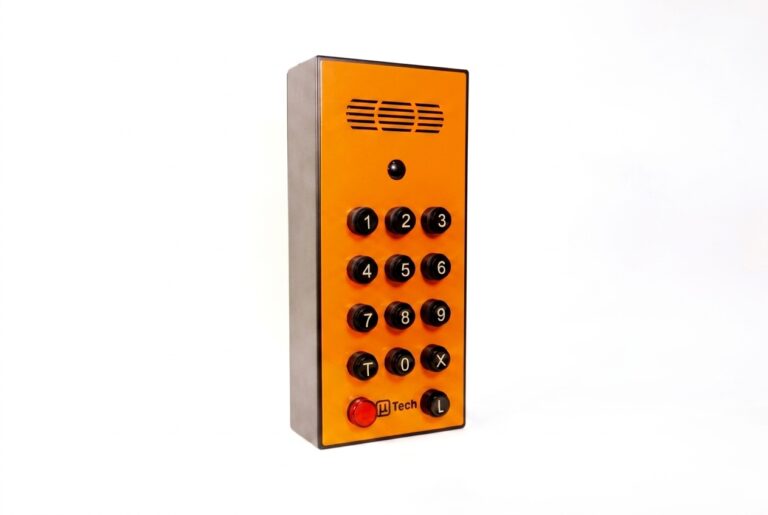 Intercomunicador IP VoIP industrial da uTech, gabinete de aço laranja com teclado de botões grandes para uso com luva — abre a página do produto